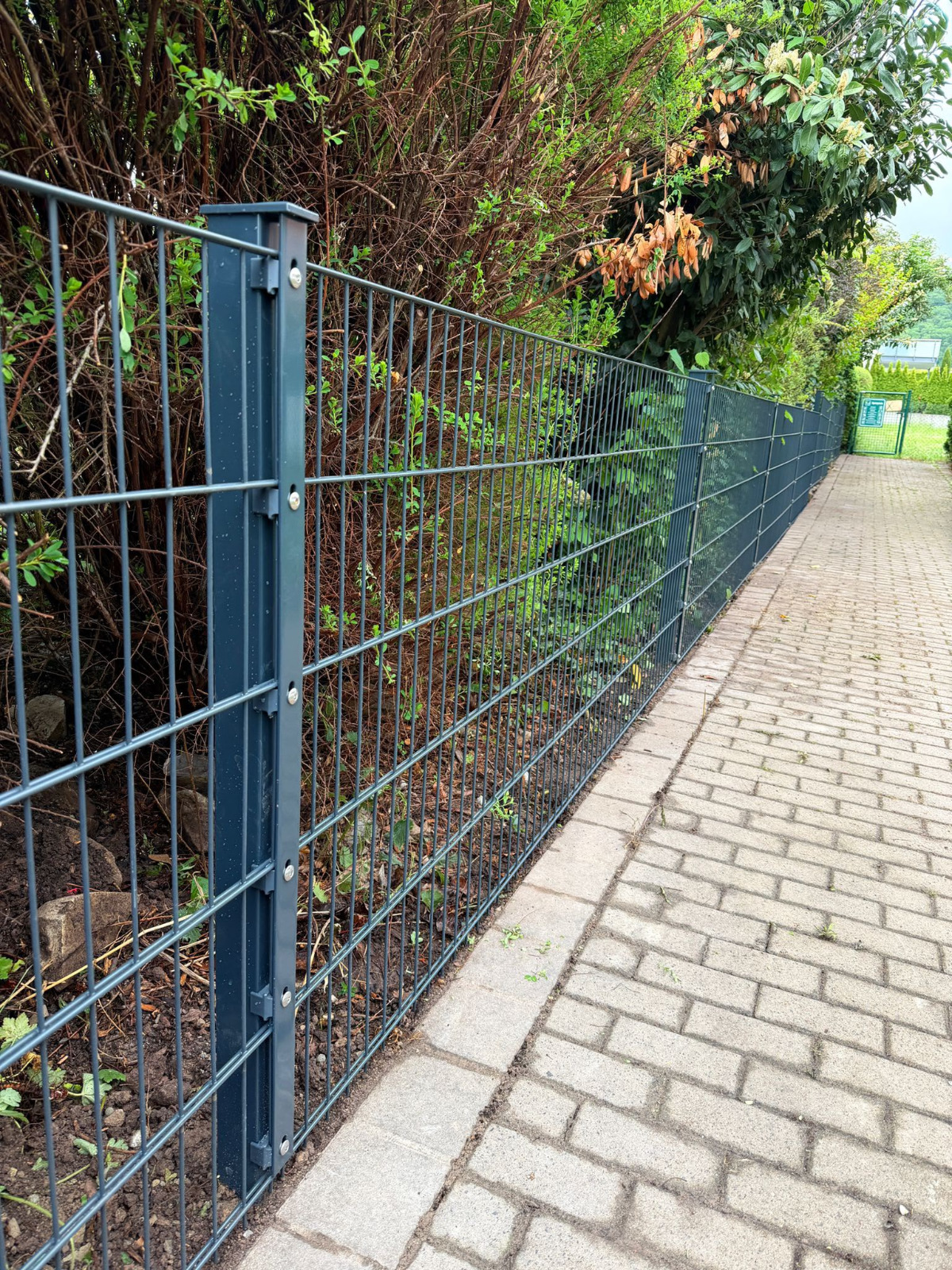 Anlieferung der pulverbeschichteten Zaunelemente auf dem Transporter – gebündelt und montagefertig vorbereitet.