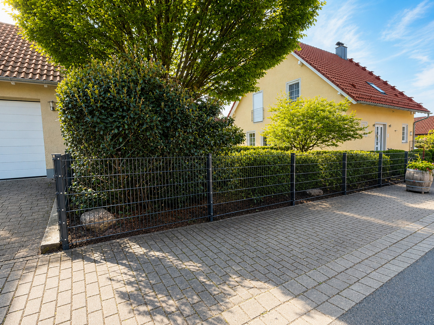 Eckausführung mit Hauszugang: Zaunanlage rund um das Beet mit passgenauem Torelement.