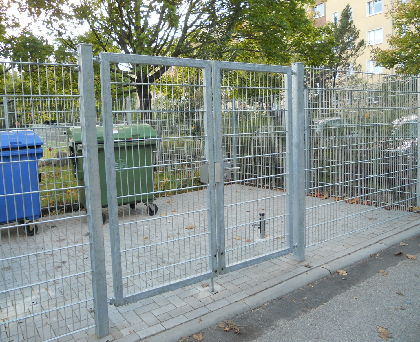 Doppelflügeltor mit Mittelanschlag für besonders breite Zufahrten.