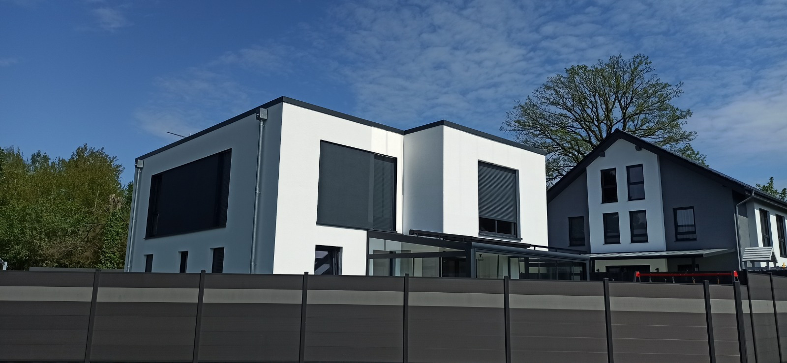 Hohe, vollständig blickdichte WPC-Wand für maximale Privatsphäre im Reihenhausgarten.